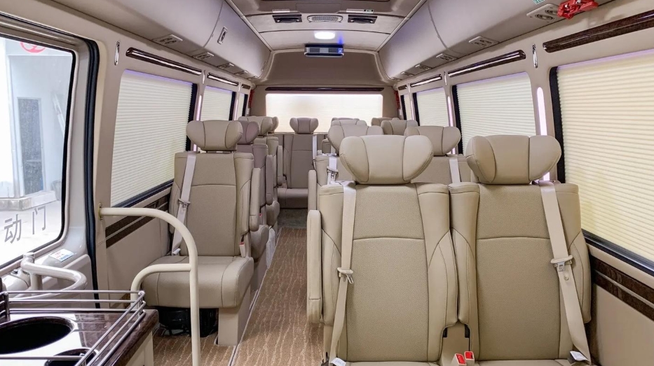 丰田考斯特内饰